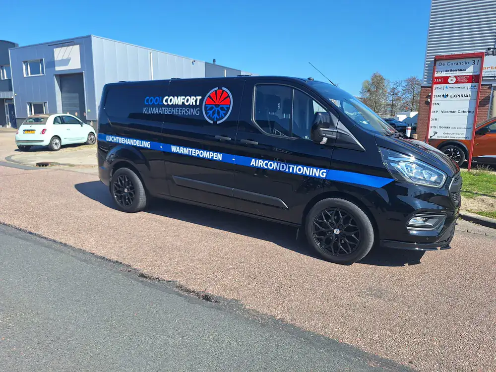 Servicebus van CoolComfort bij het pand aan De Corantijn in Zwaag